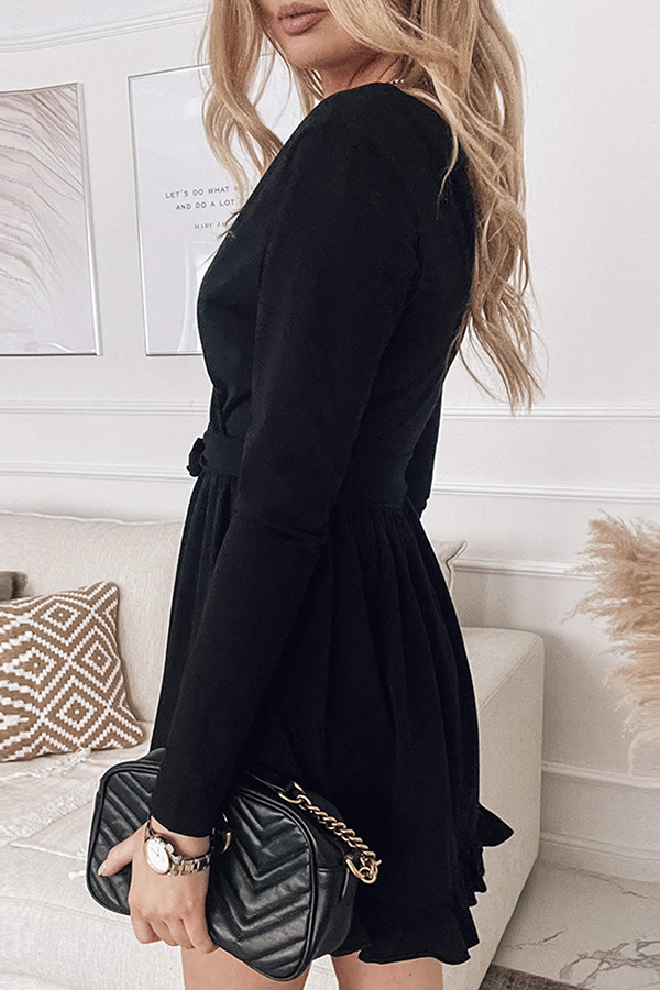 AD | Fashionabla, eleganta, enkla klänningar med volang och bälte, V-hals och A-linjeformad