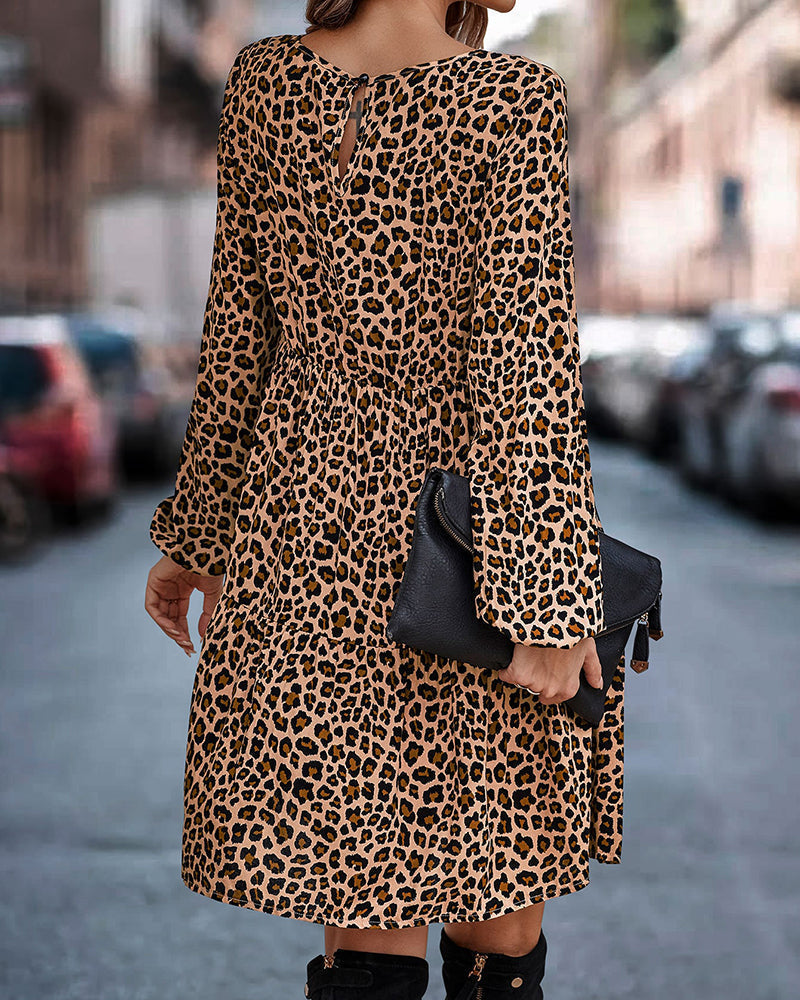 AD | Leopardmönstrad klänning med långa ärmar och löst snitt