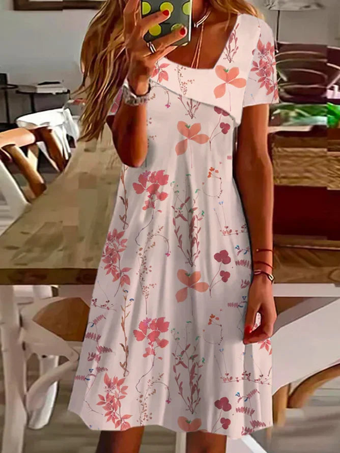 AD | Kortärmad klänning med blommigt mönster