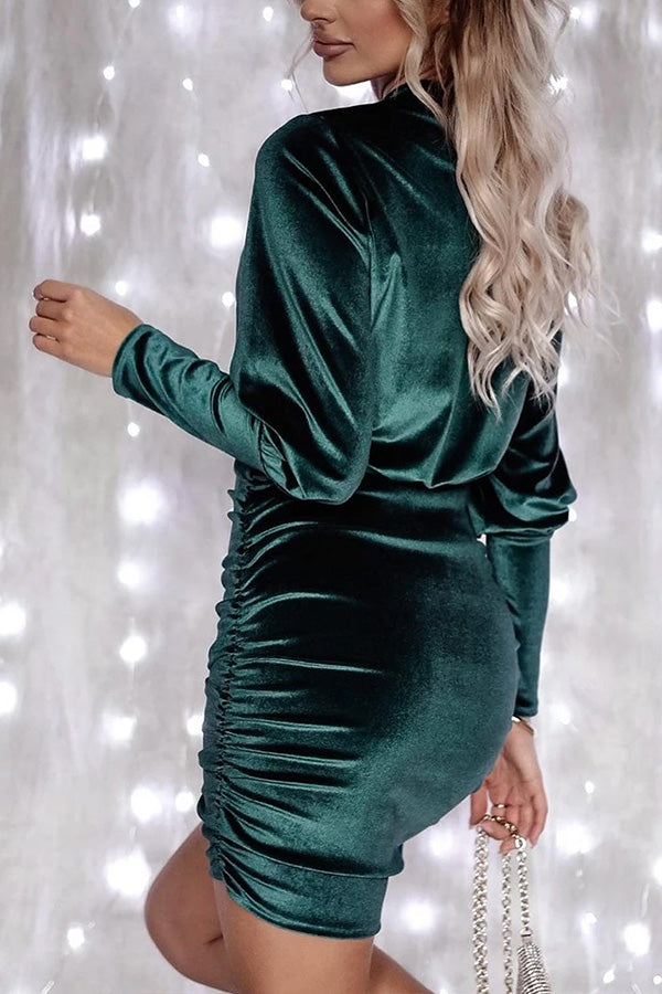 AD | Grön bodyconklänning i sammet med puffärmar och volanger