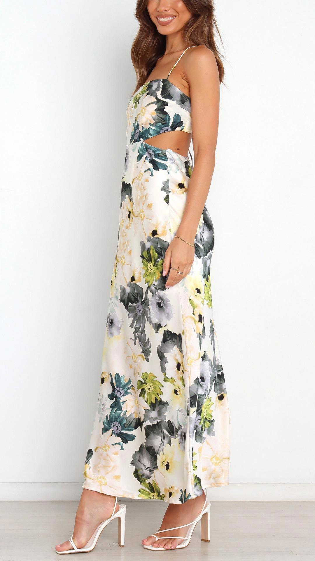 AD | Blommig, elegant satinklänning