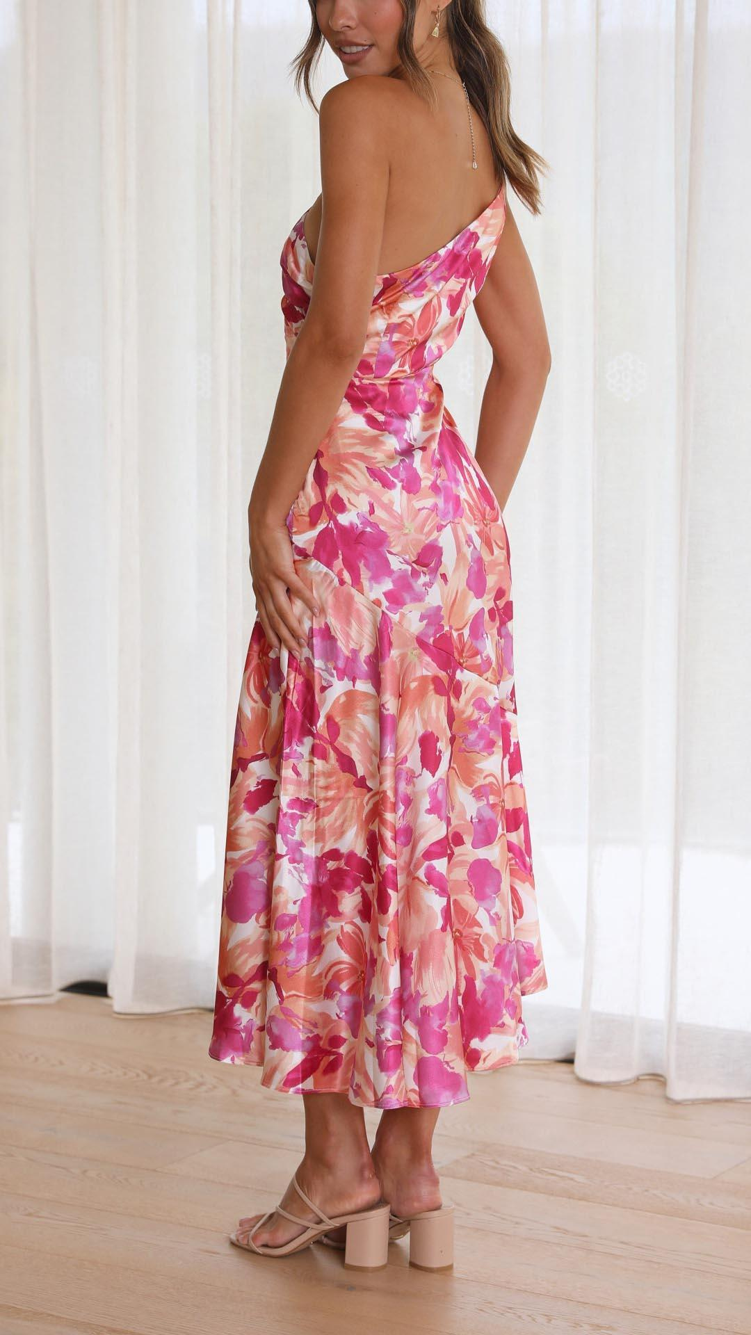 AD | Asymmetrisk klänning i blommig satin