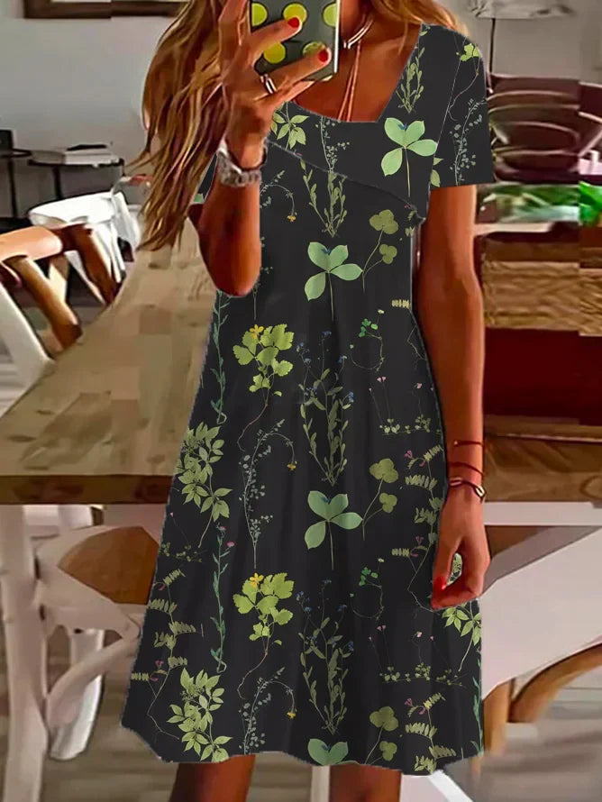 AD | Kortärmad klänning med blommigt mönster