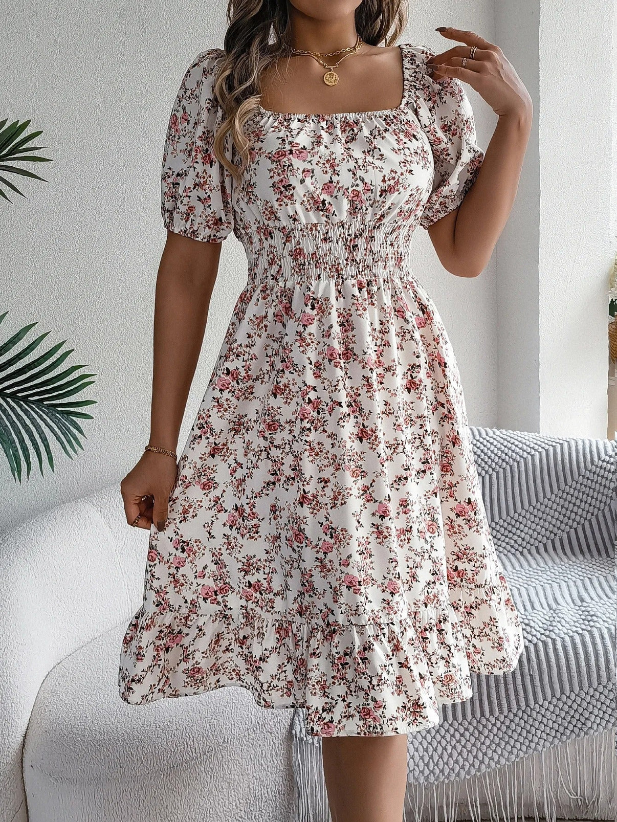 AD | Elegant klänning med blommigt mönster och fyrkantig halsringning
