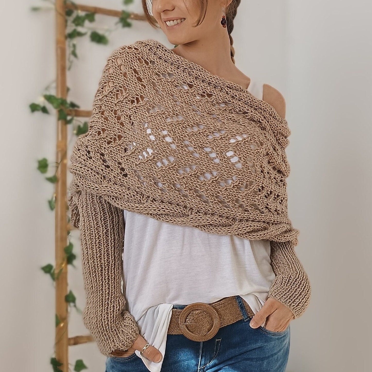 AD | Elegant stickad omlott-tröja med genombruten detalj
