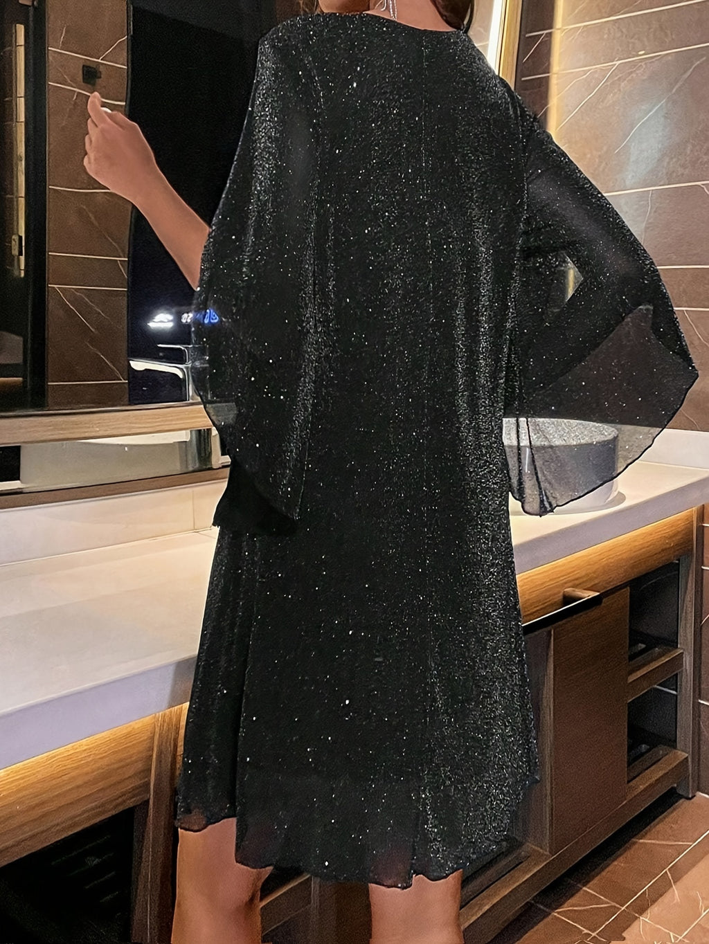 AD | Elegant glitterklänning med V-ringning och slitsade ärmar