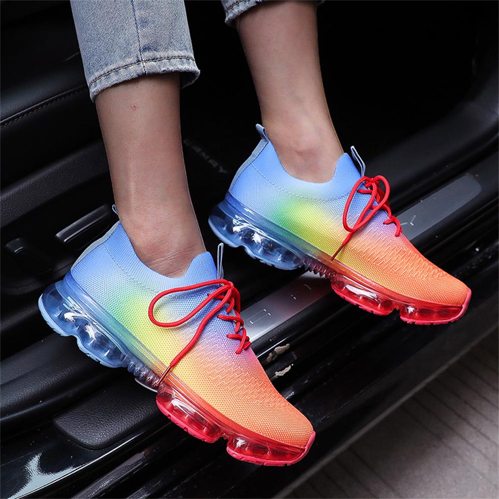 AD | Casual sneakers med transparent sula och snörning