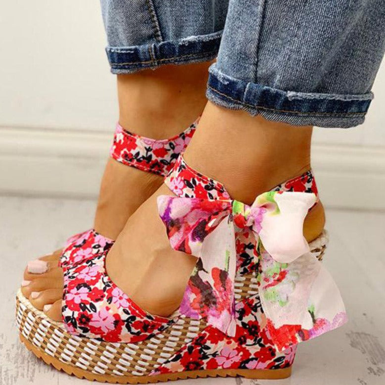 AD | | Sandaler med kilklack och blommigt mönster
