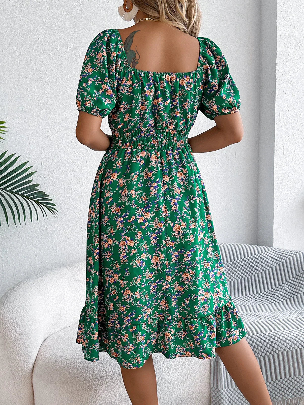 AD | Elegant klänning med blommigt mönster och fyrkantig halsringning