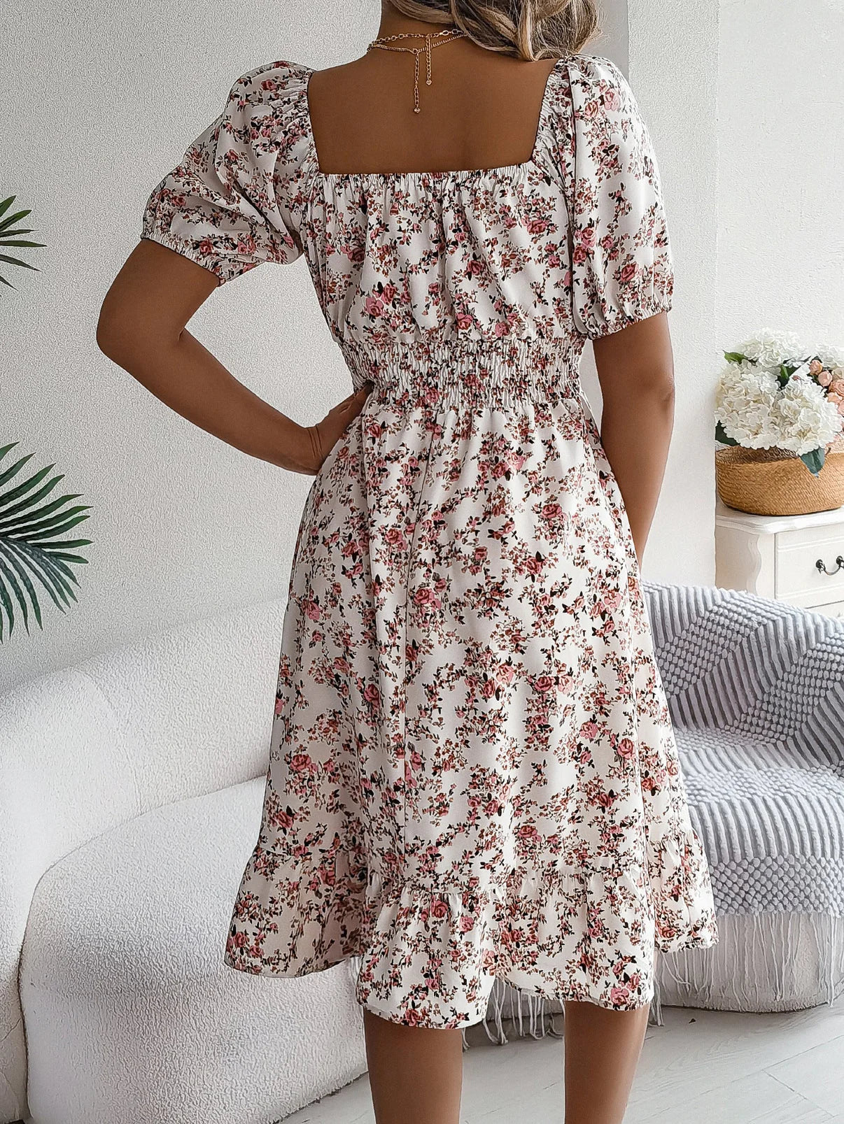 AD | Elegant klänning med blommigt mönster och fyrkantig halsringning