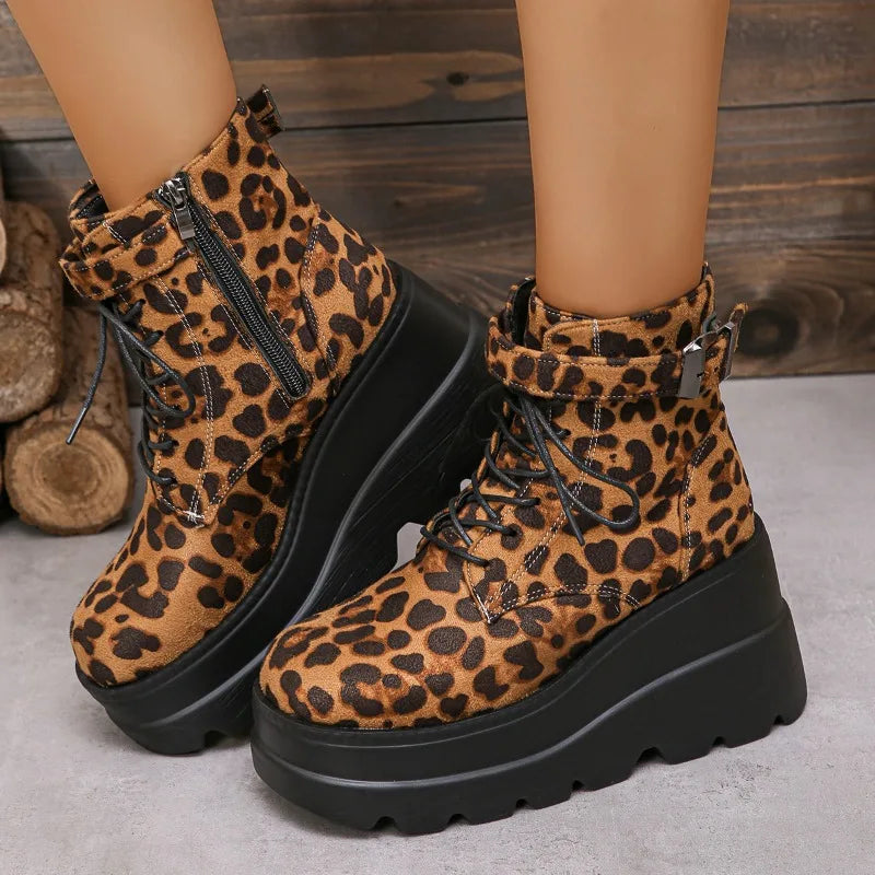 AD | Stövlar med leopardmönster i patform