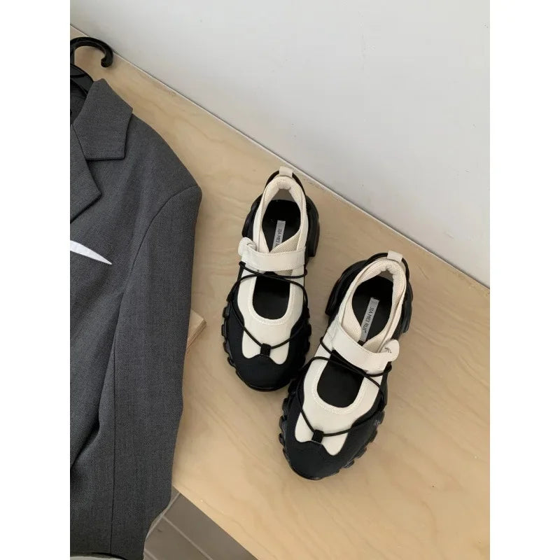 Modemedveten och stödjande ortopedisk Sandaler