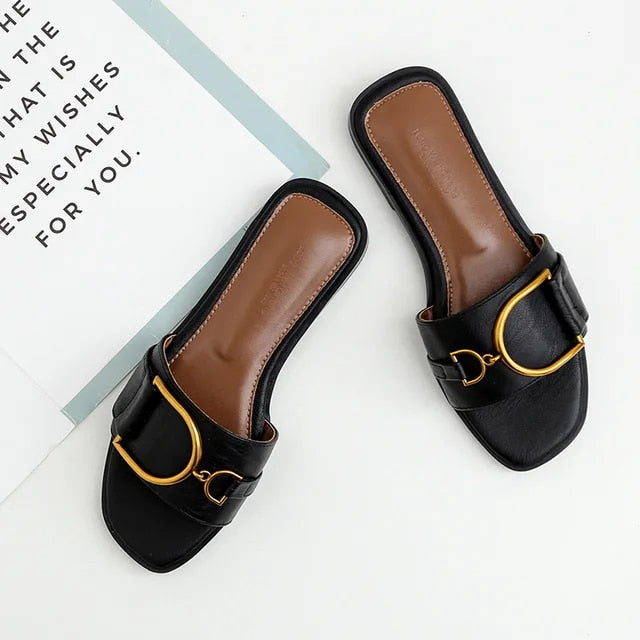 AD | Eleganta slip-on-sandaler med statement-spänne