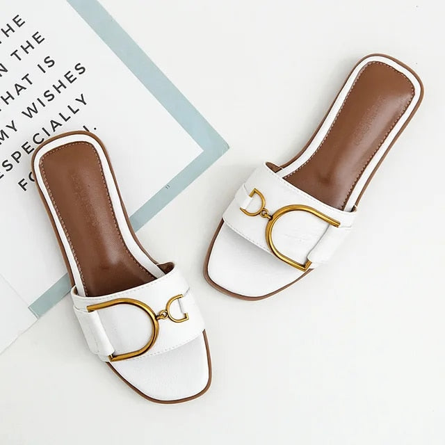 AD | Eleganta slip-on-sandaler med statement-spänne