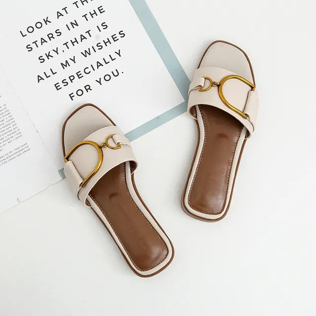 AD | Eleganta slip-on-sandaler med statement-spänne