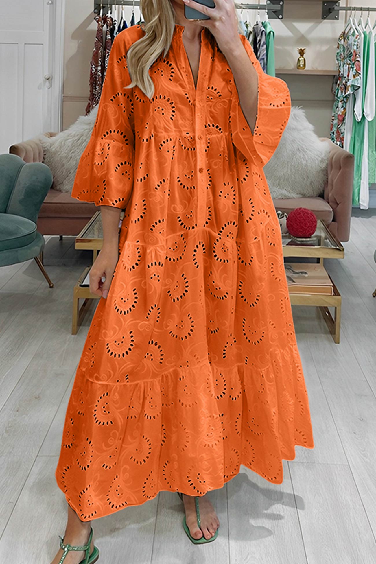 AD - Broderad utställd klänning