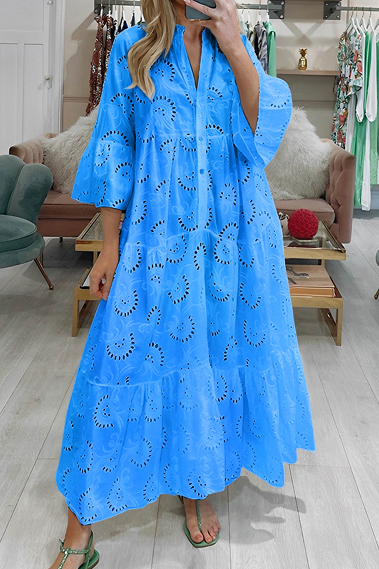 AD - Broderad utställd klänning