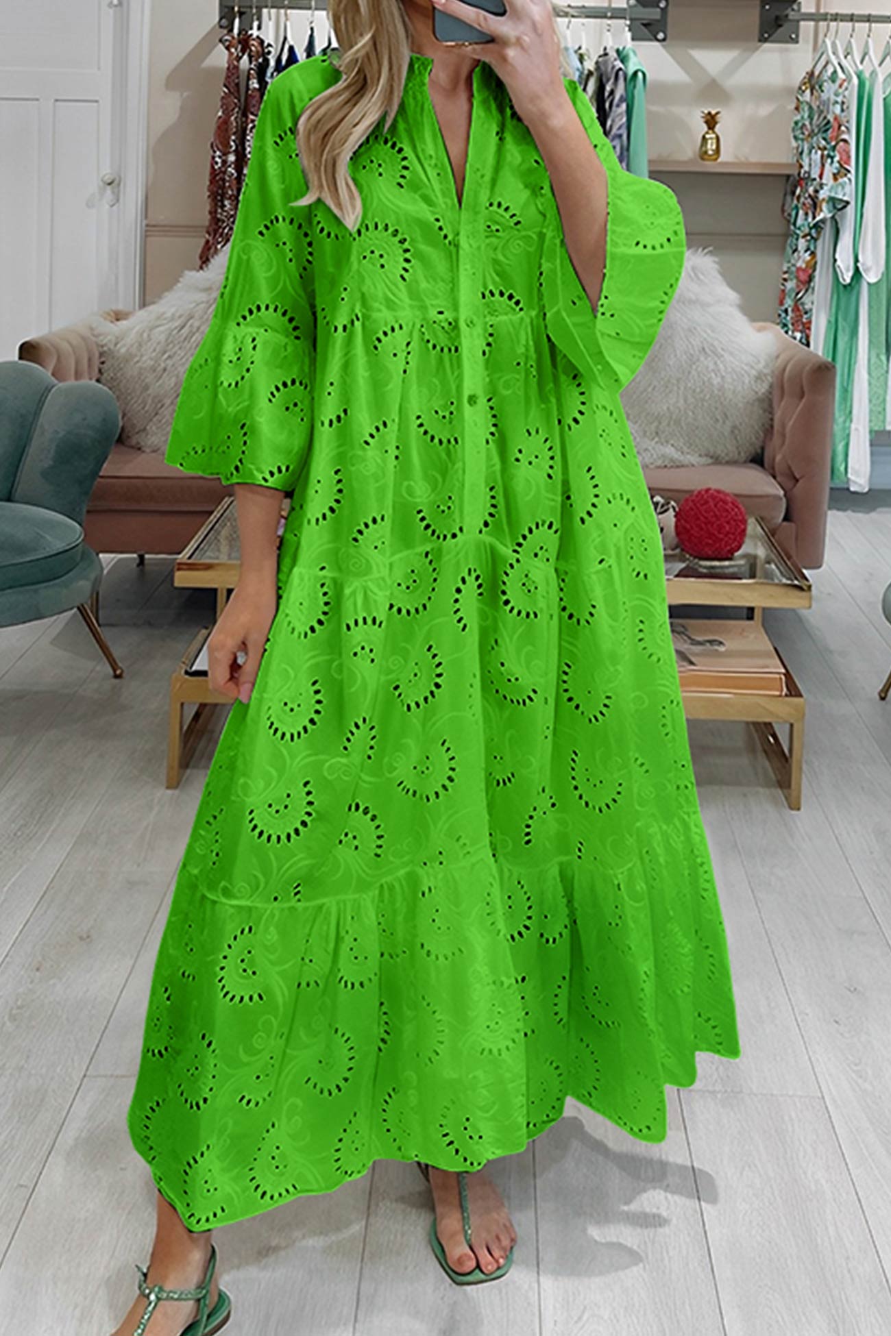 AD - Broderad utställd klänning