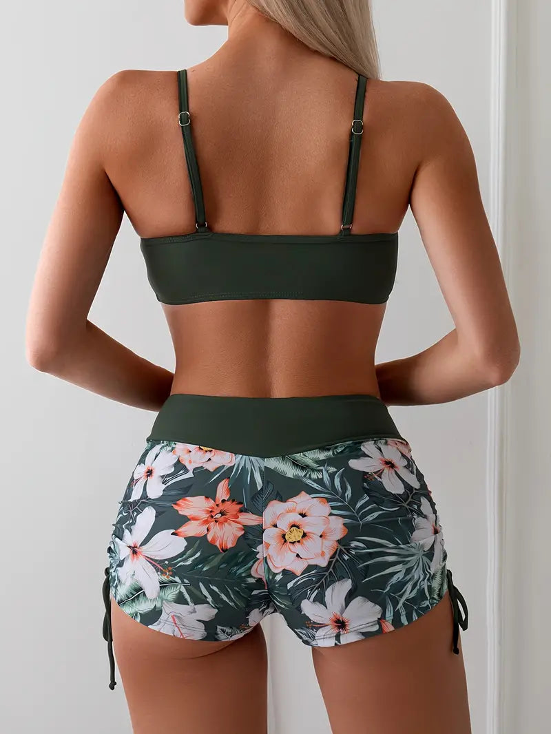 AD | Bikini med tropiskt blommönster och dragsko