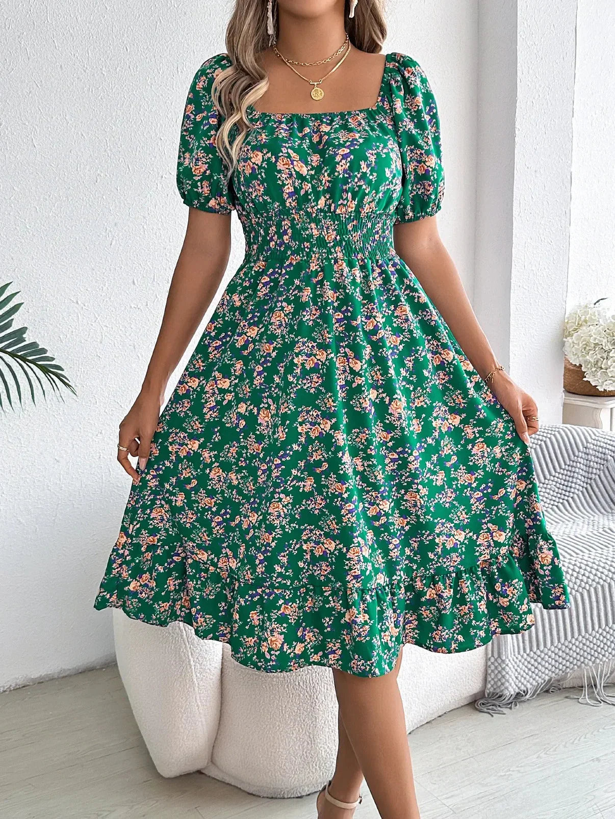 AD | Elegant klänning med blommigt mönster och fyrkantig halsringning