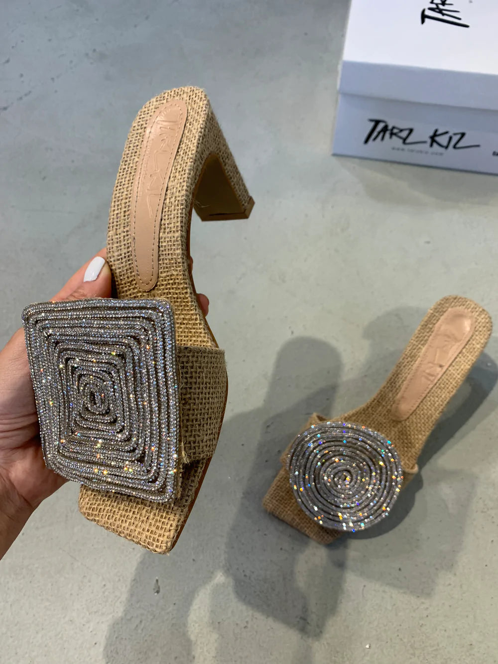 AD | Fyrkantiga runda sandaler med klack