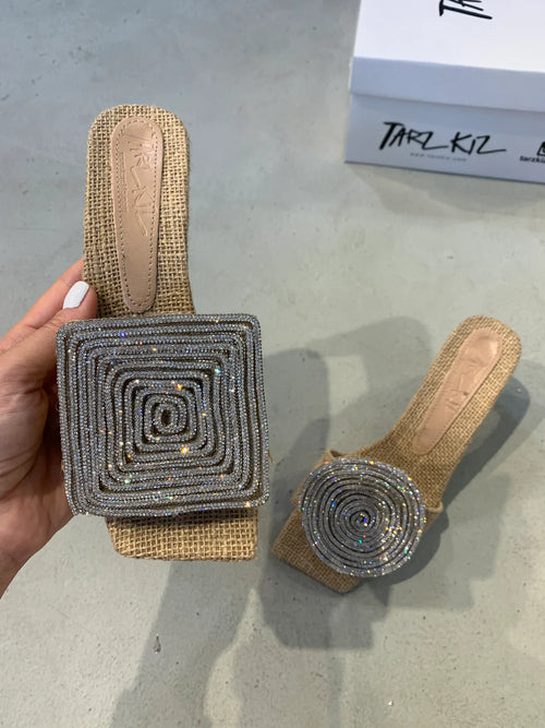 AD | Fyrkantiga runda sandaler med klack