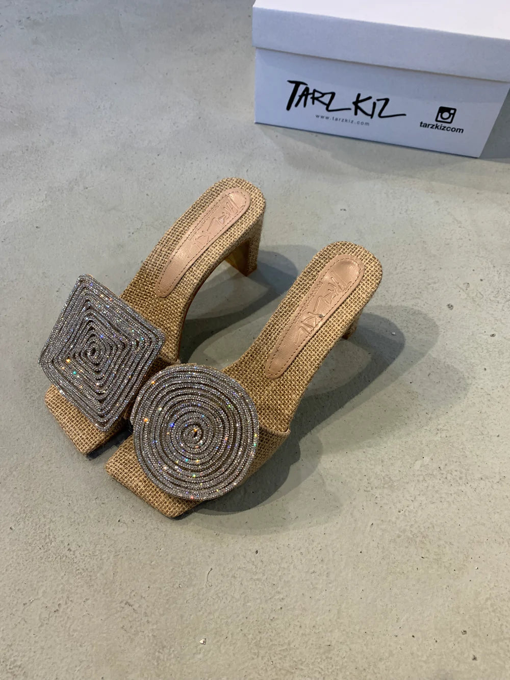 AD | Fyrkantiga runda sandaler med klack