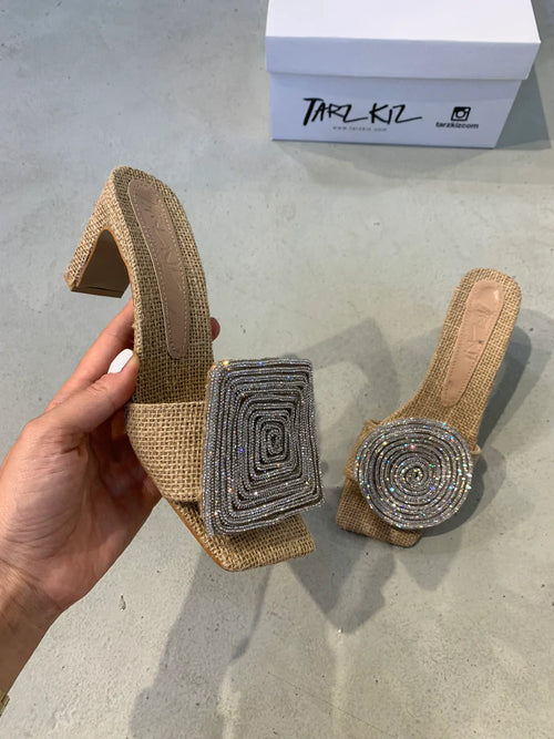 AD | Fyrkantiga runda sandaler med klack