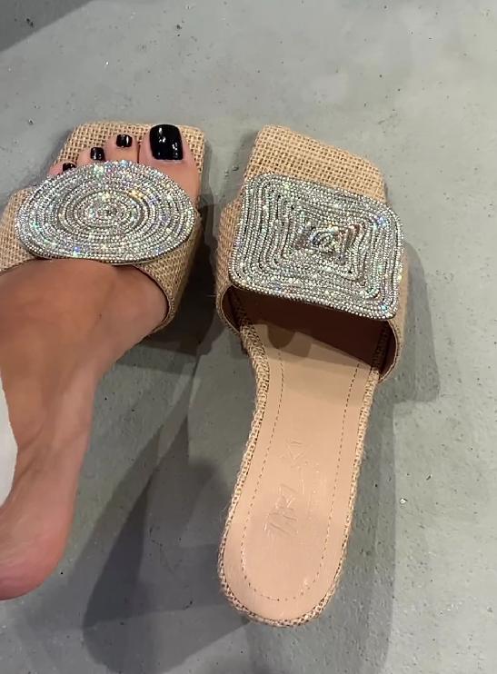 AD | Fyrkantiga runda sandaler med klack