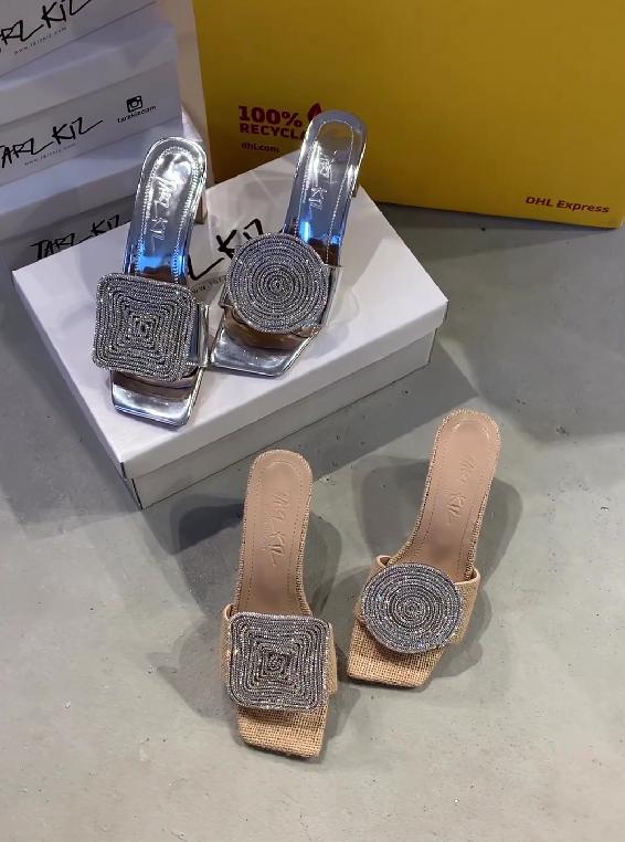 AD | Fyrkantiga runda sandaler med klack