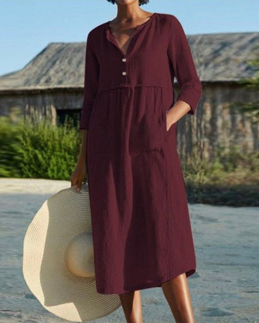 AD | Chic sommarmidiklänning i luftigt bomullsmaterial med elegant knappslå