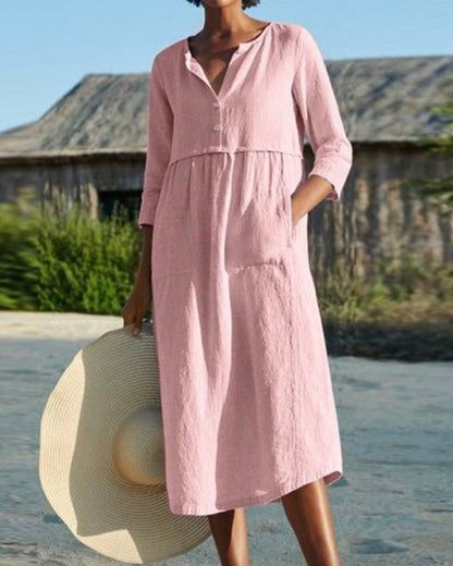 AD | Chic sommarmidiklänning i luftigt bomullsmaterial med elegant knappslå