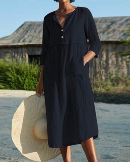 AD | Chic sommarmidiklänning i luftigt bomullsmaterial med elegant knappslå