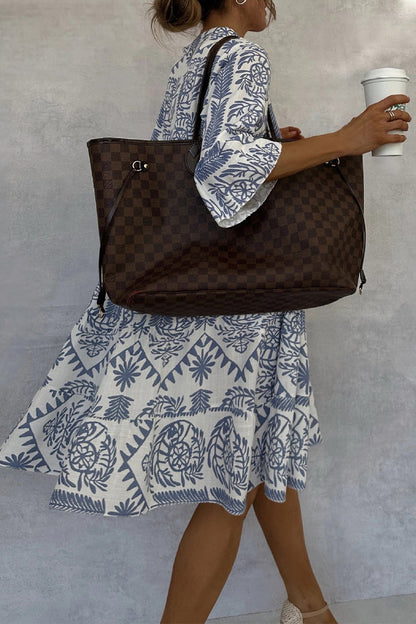 AD | Avslappnade A-linjeformade klänningar med blommigt patchwork-tryck och V-ringning