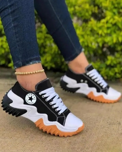 AD | Muffin snörningssneakers med öljetter och kontrasterande inlägg