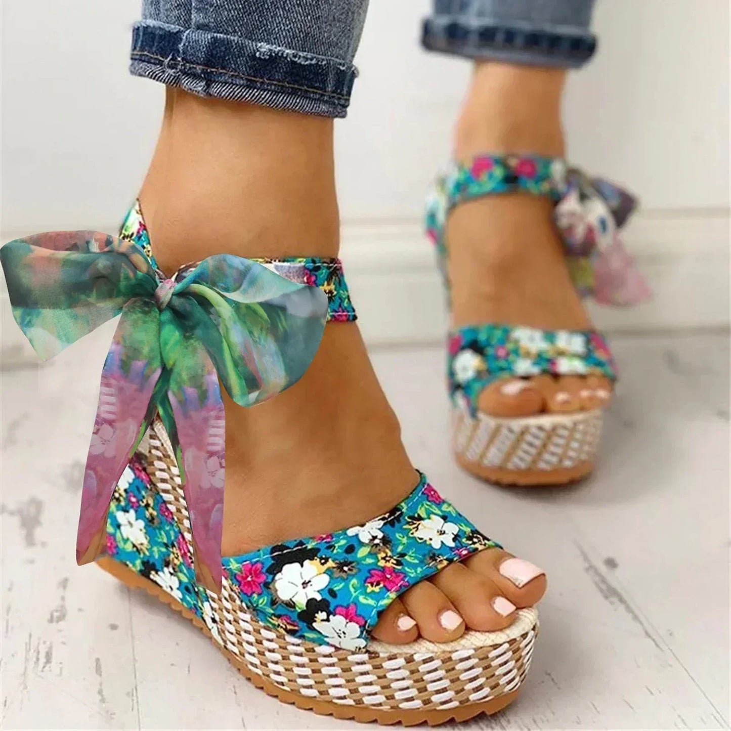 AD | | Sandaler med kilklack och blommigt mönster