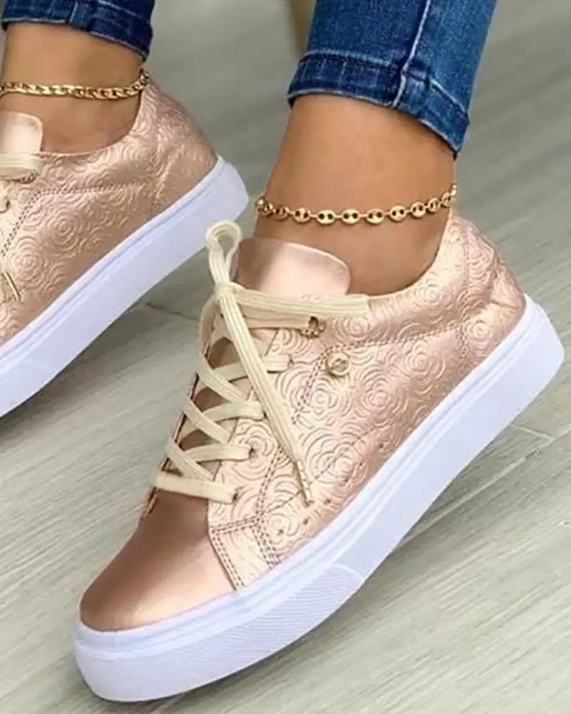 AD | Eleganta sneakers med gulddetaljer