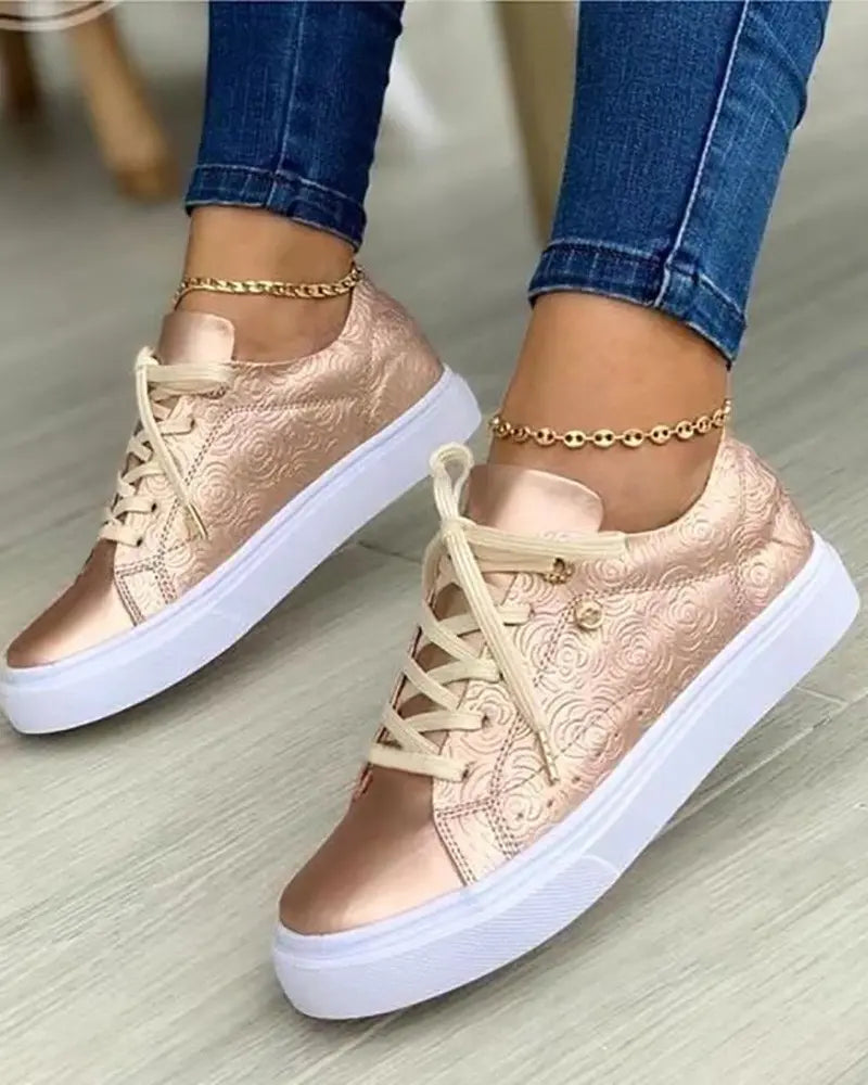 AD | Eleganta sneakers med gulddetaljer