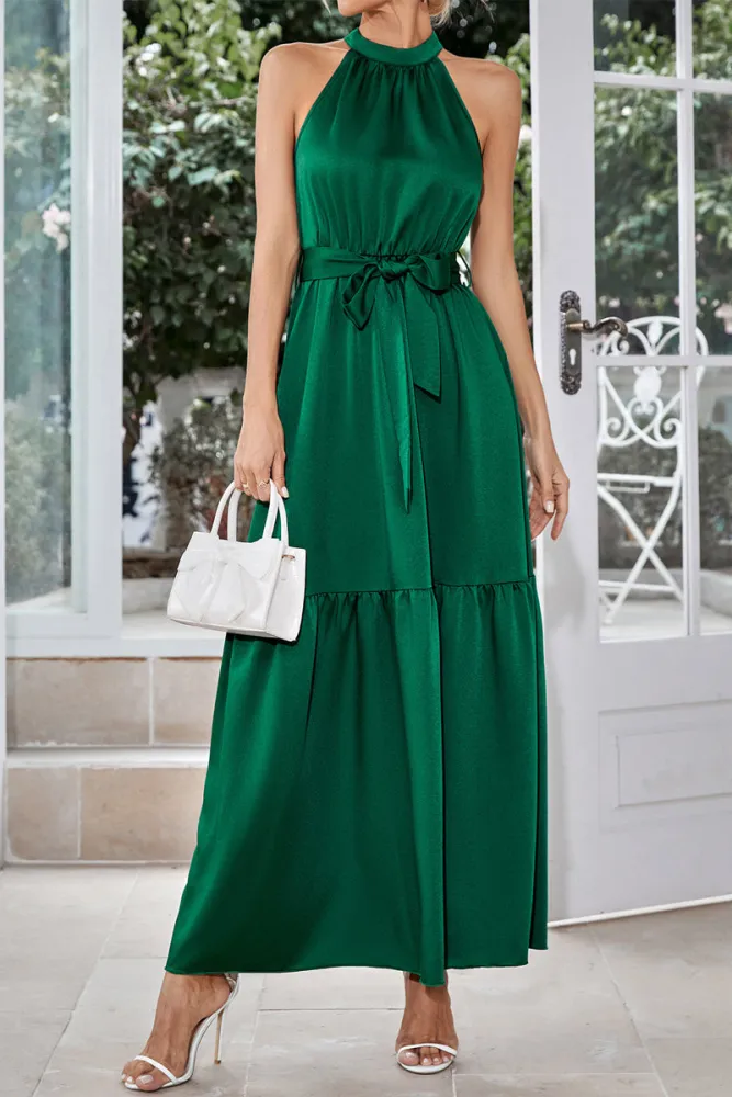 AD | Micaela - Elegant, enfärgad maxiklänning med halterneck och snörning