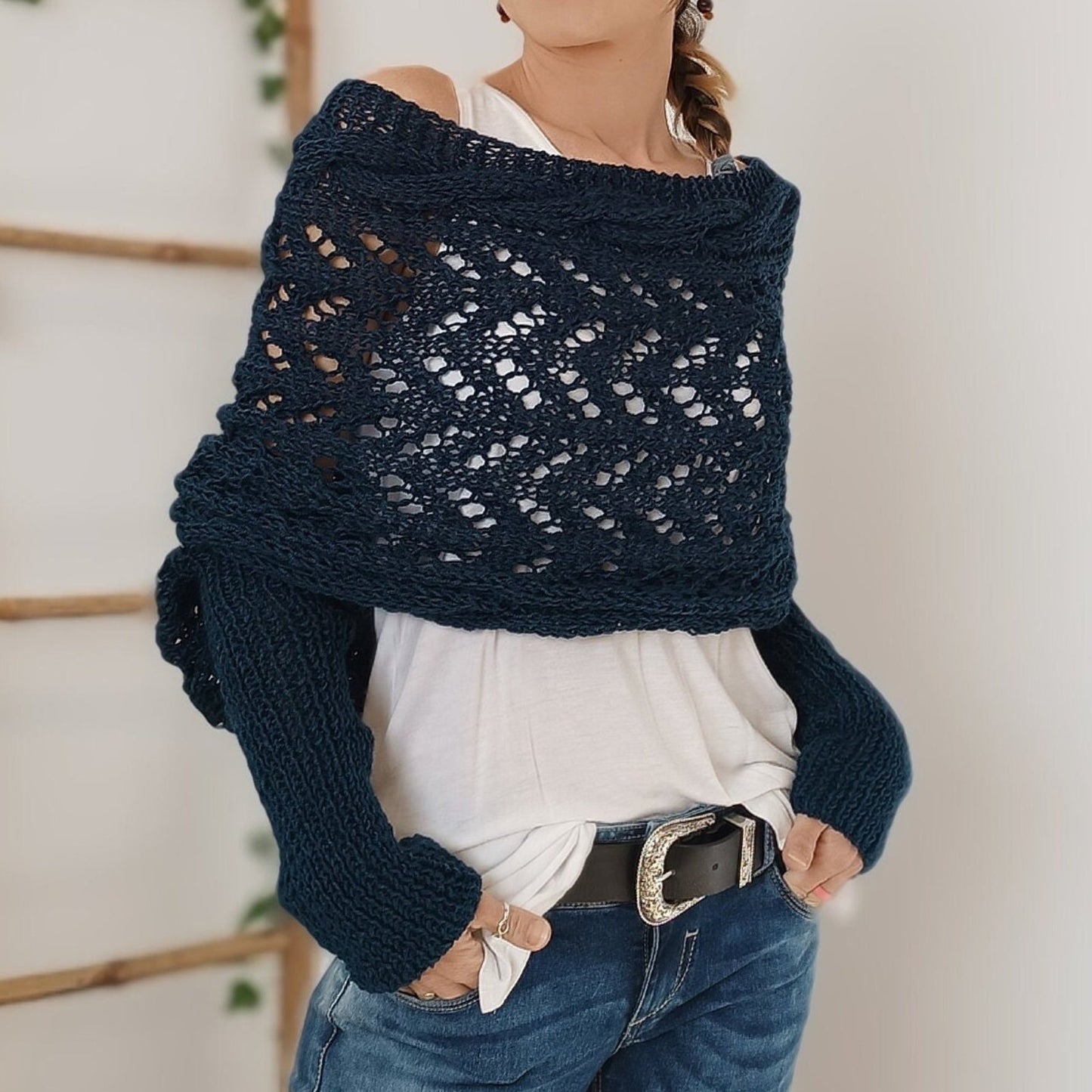 AD | Elegant stickad omlott-tröja med genombruten detalj