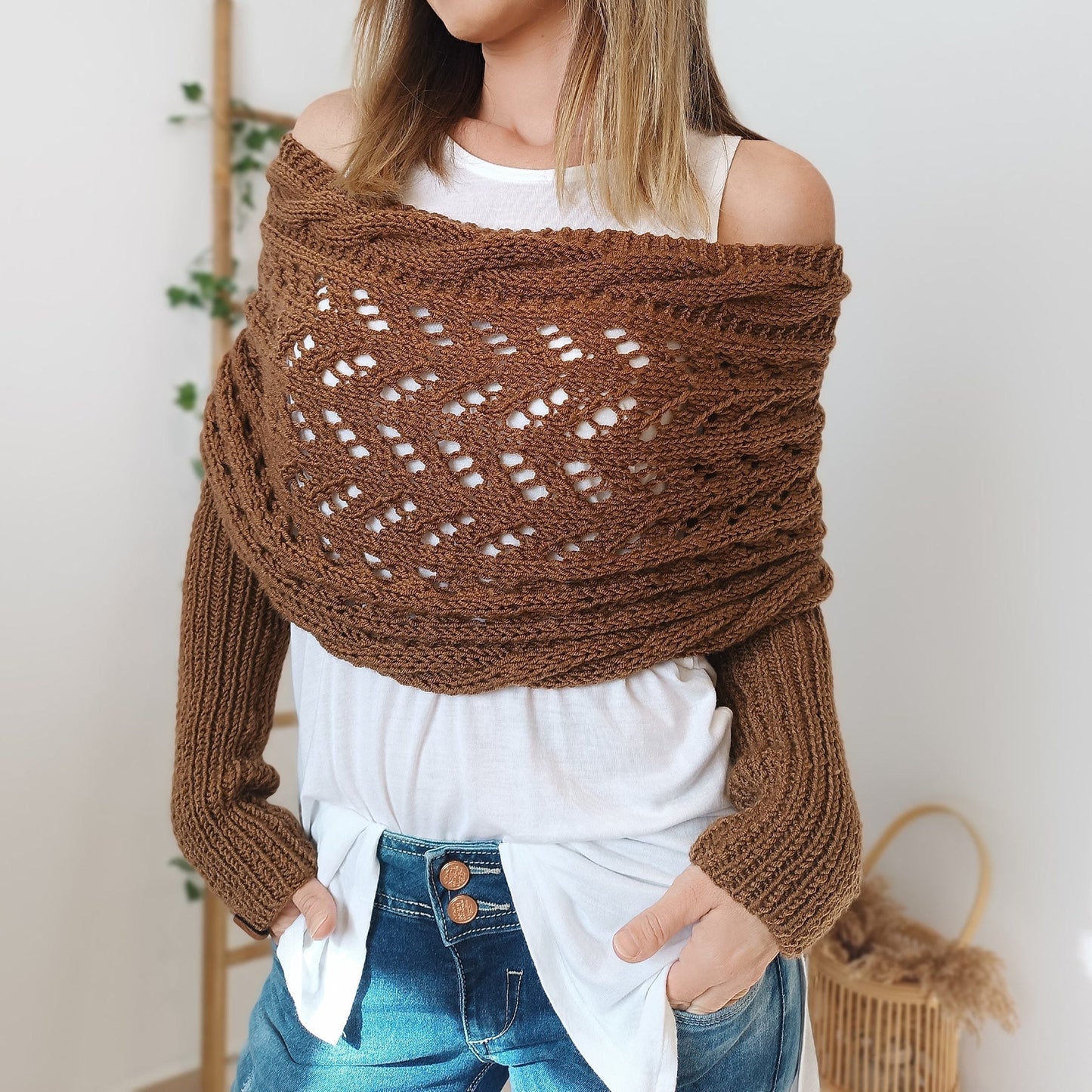 AD | Elegant stickad omlott-tröja med genombruten detalj
