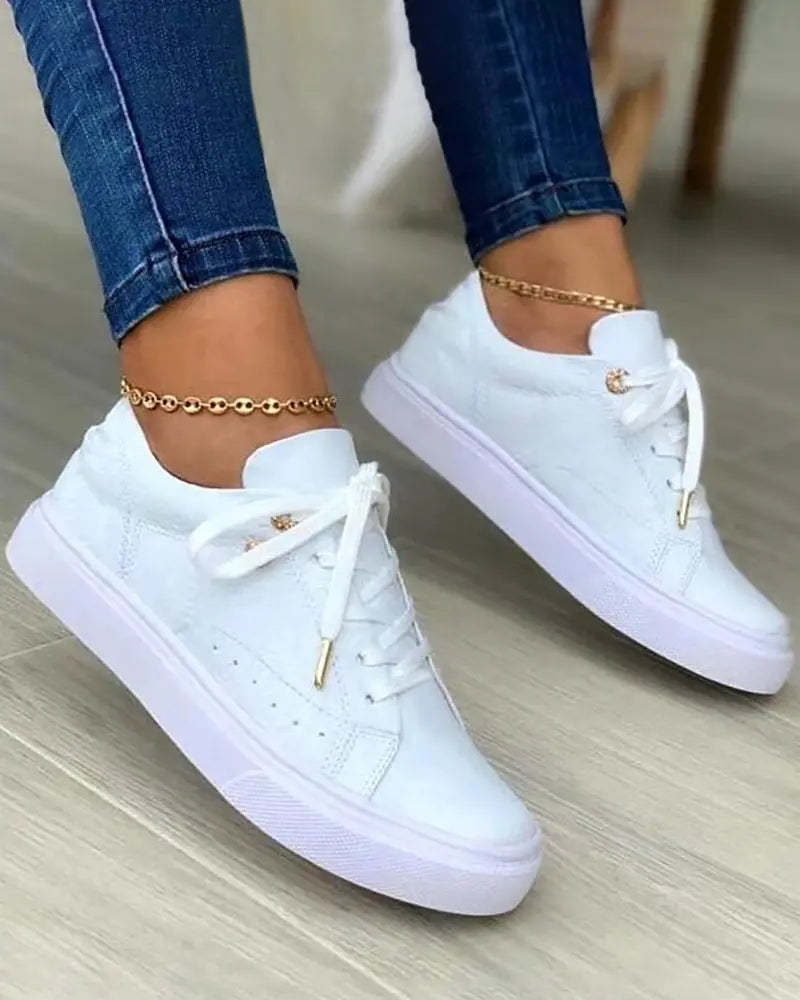 AD | Eleganta sneakers med gulddetaljer