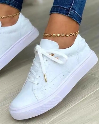 AD | Eleganta sneakers med gulddetaljer