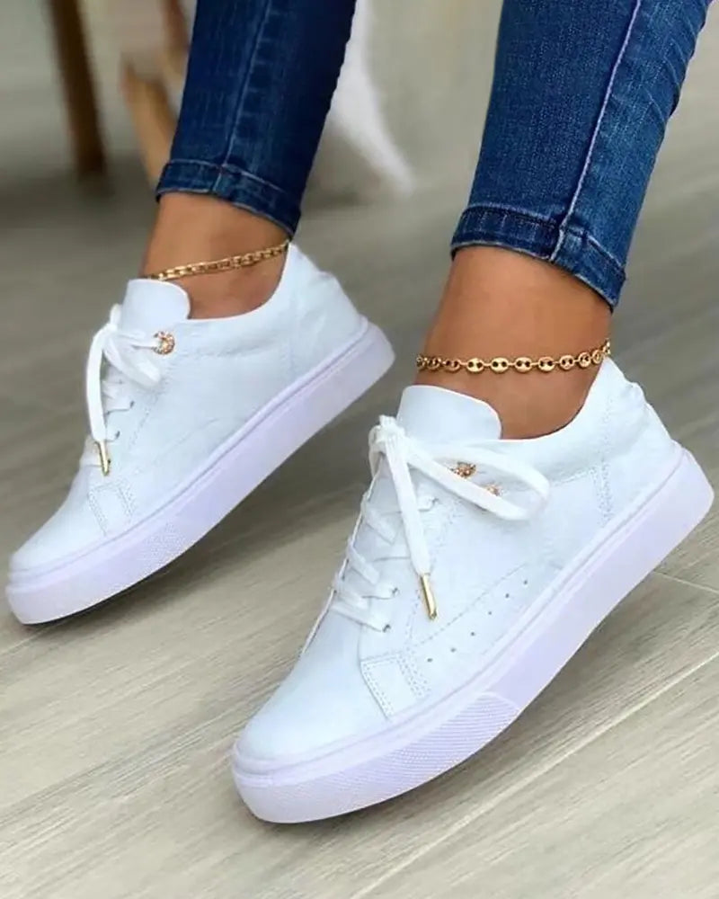 AD | Eleganta sneakers med gulddetaljer