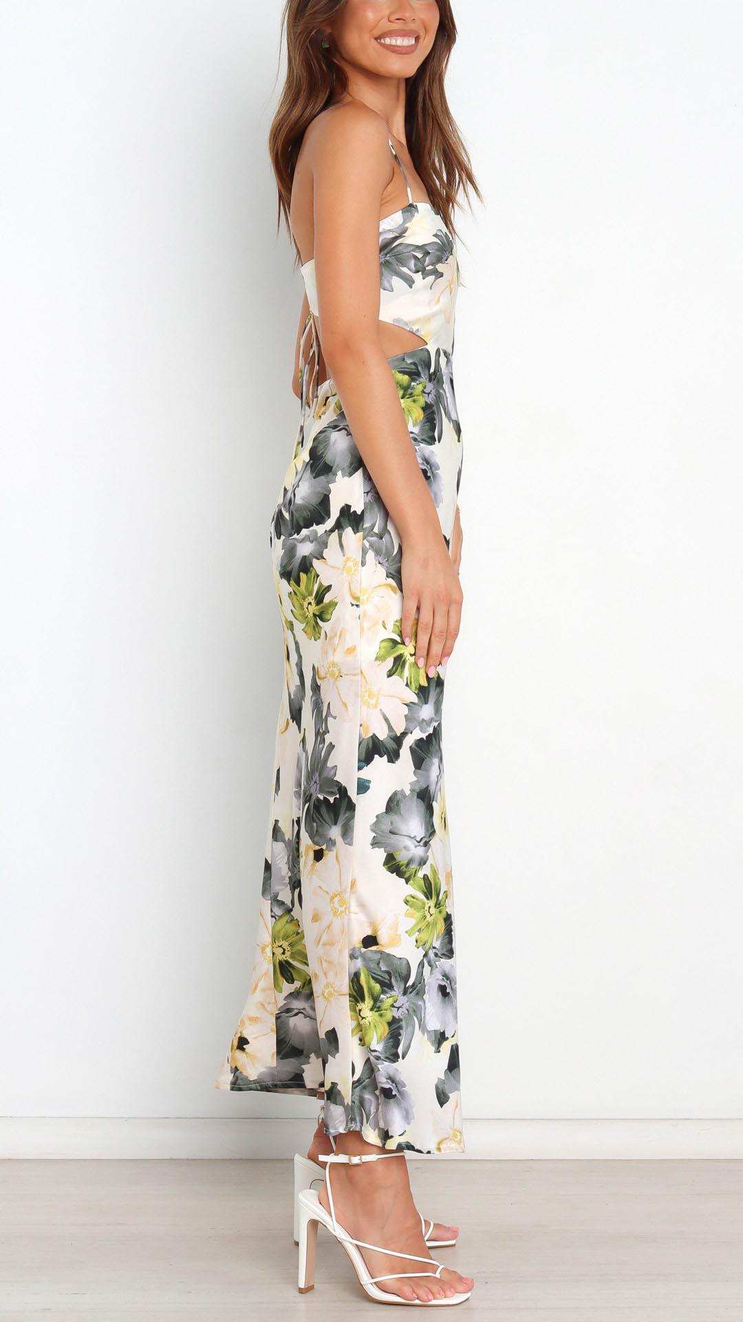 AD | Blommig, elegant satinklänning