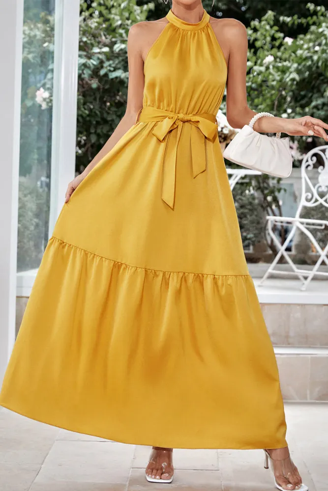 AD | Micaela - Elegant, enfärgad maxiklänning med halterneck och snörning
