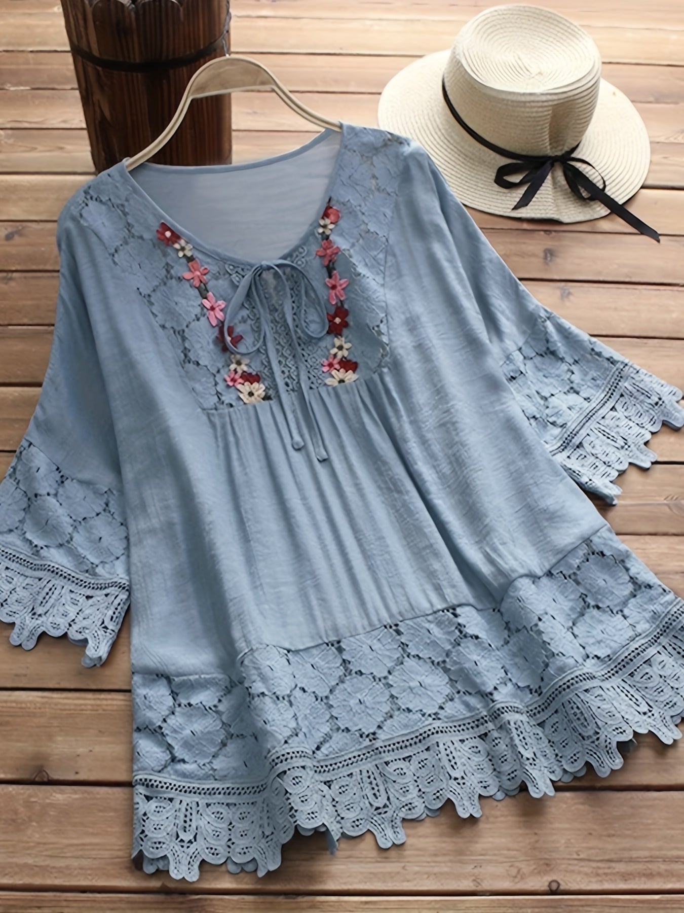 AD | Elegant blus tillverkad av sofistikerad spets