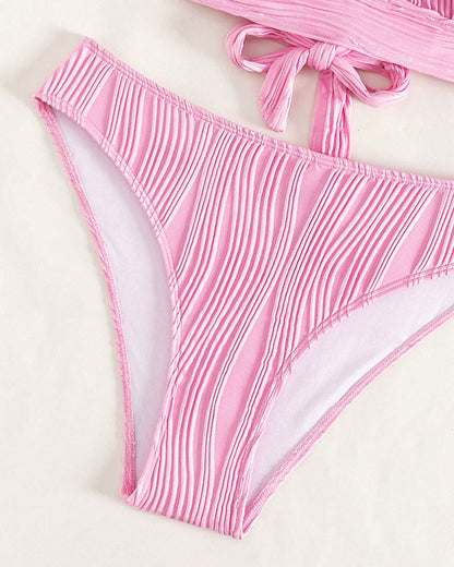 AD | Enfärgad, sexig bikini med djup V-ringning