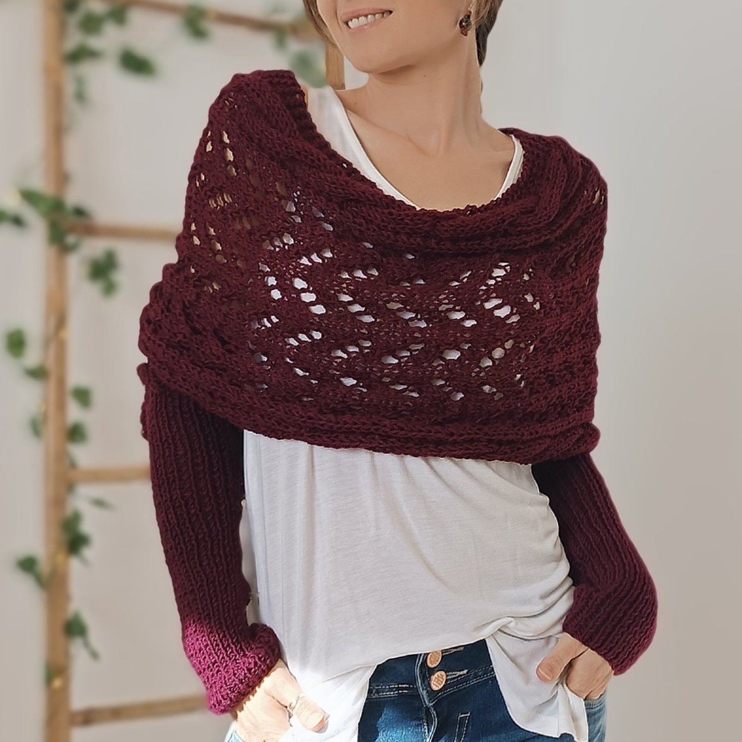 AD | Elegant stickad omlott-tröja med genombruten detalj