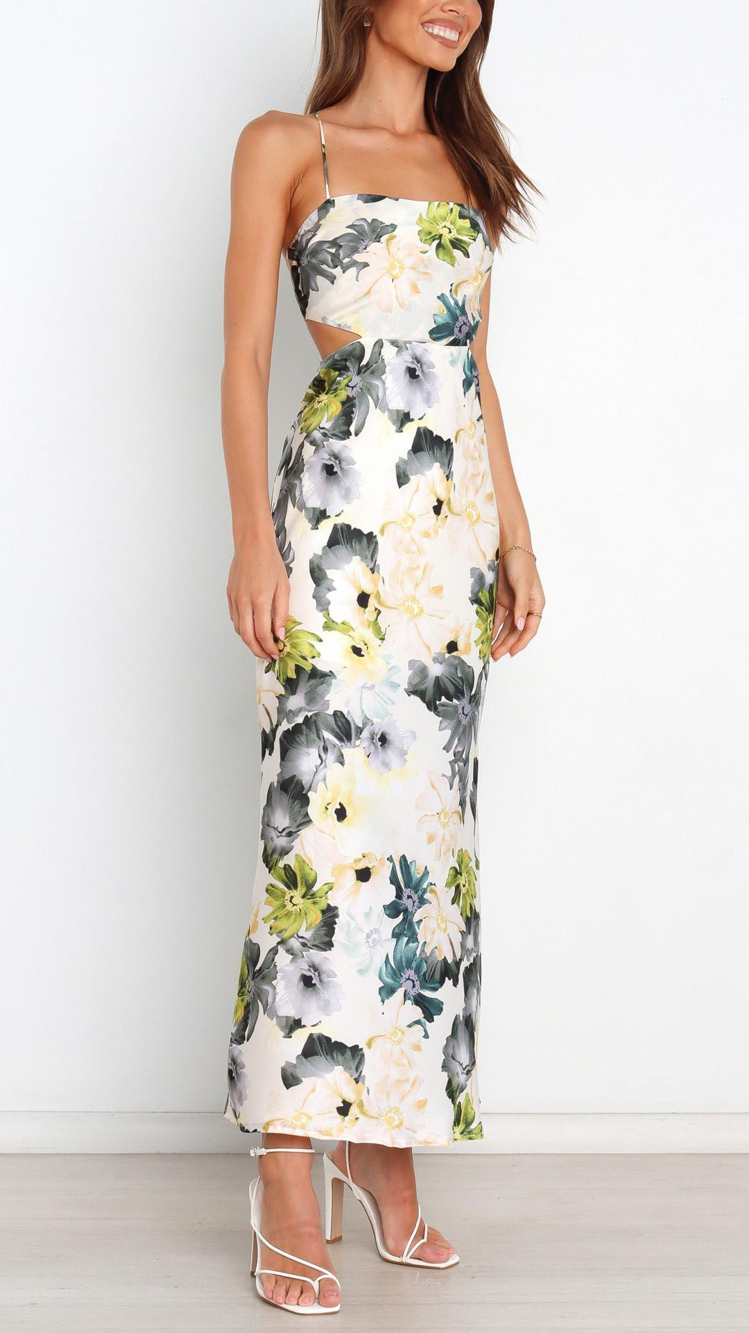 AD | Blommig, elegant satinklänning